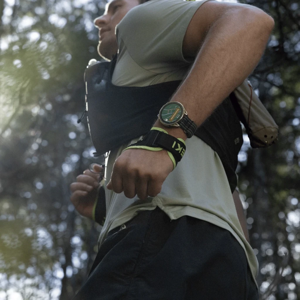 Amazfit Cheetah 2 Ultra Cartes offline 30 Jours GPS Titane au poignet, coureur en forêt avec carte GPS visible à l'écran