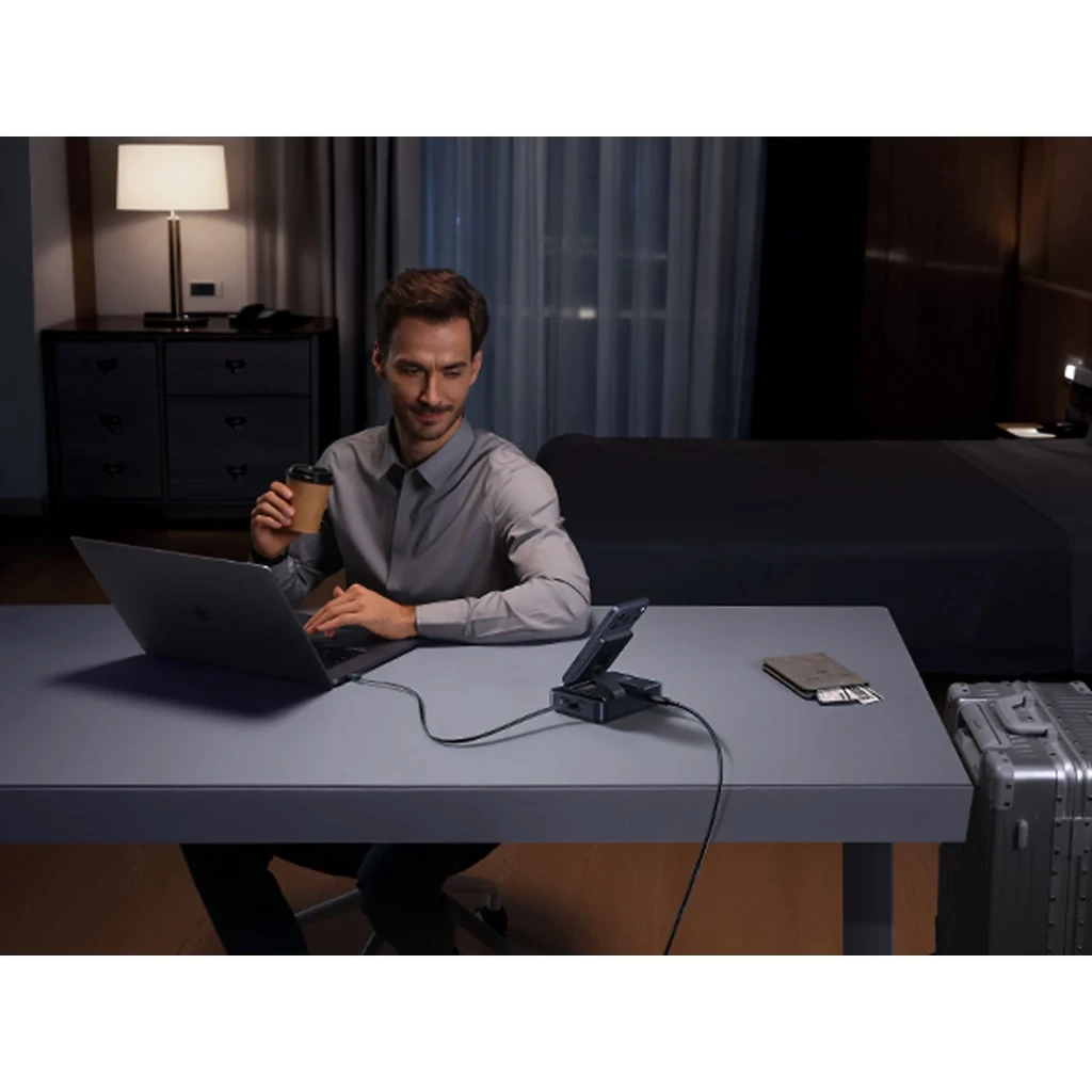 Cargador Baseus Nomos NH21 4 en 1 160W GaN con base negra, soporte magnético Qi2, 2 puertos USB C, 1 USB A y cable integrado USB C, diseño compacto y - Ítem4