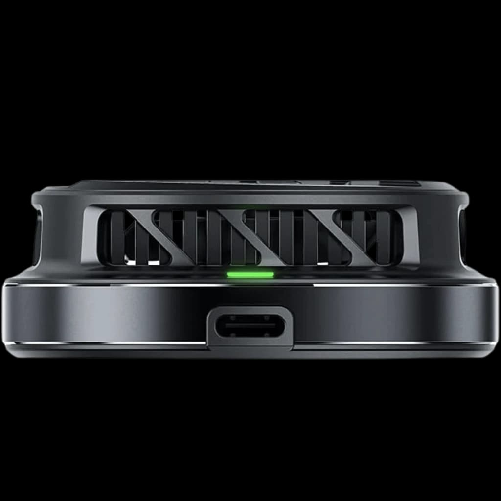 Refrigerador móvel preto com grelhas frontais, LED verde central, porta USB-C e acabamento metálico; design compacto para resfriamento potente de 35 W com RGB