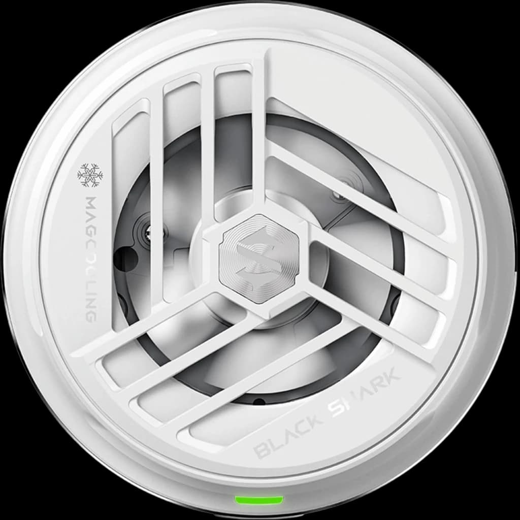 Refrigerador móvil Black Shark blanco con ventilador visible, rejillas diagonales, logo central, luz RGB y detalle LED verde; diseño circular compacto de 35