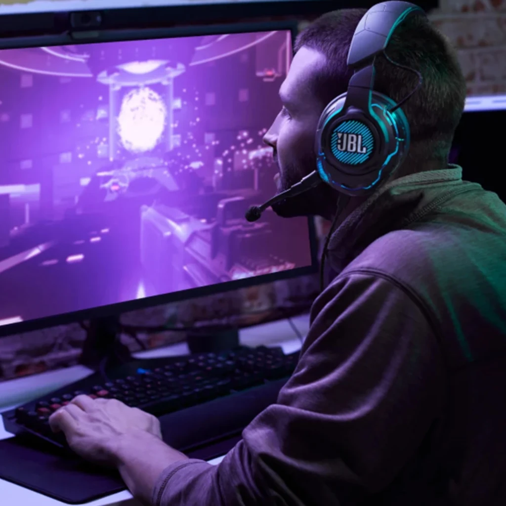 Casque gaming JBL Quantum ONE noir avec éclairage LED orange, micro détachable, arceau rembourré, oreillettes circum-aurales et design robuste. - Ítem8