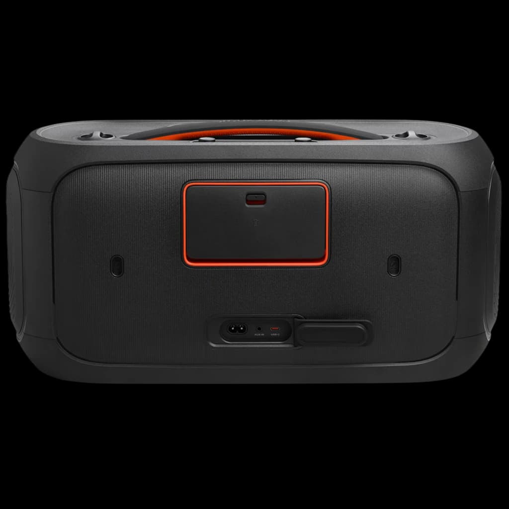Dos de l’enceinte noire avec poignée intégrée, contour orange autour du compartiment, grille texturée, ports d’alimentation et cache caoutchouc