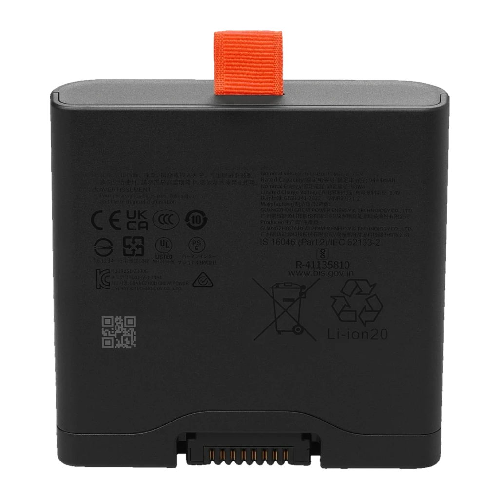 JBL Battery 400 18 h Preto: bateria portátil preta compacta, corpo fosco com logo JBL e alça superior laranja para fácil remoção e transporte - Item1