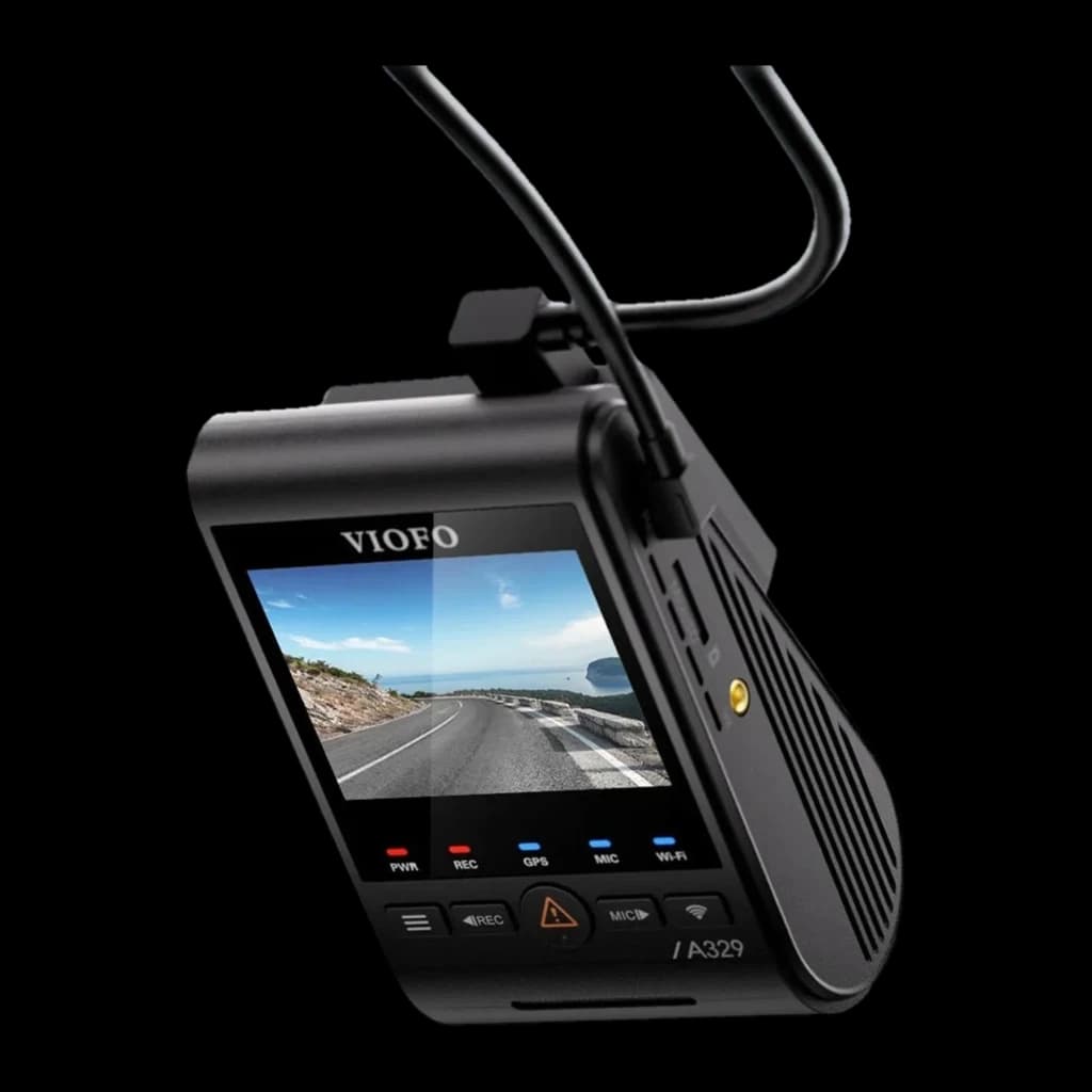 VIOFO A329S câmera de bordo com tela colorida, botões frontais e lente grande-angular; corpo preto com entradas laterais e cabo superior conectado