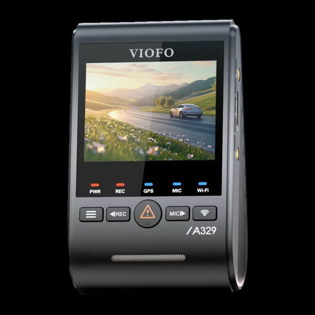 VIOFO A329S com visor colorido, botões frontais PWR, REC, GPS, MIC e Wi‑Fi, lente frontal ampla, corpo compacto preto e tela exibindo estrada ao entardecer