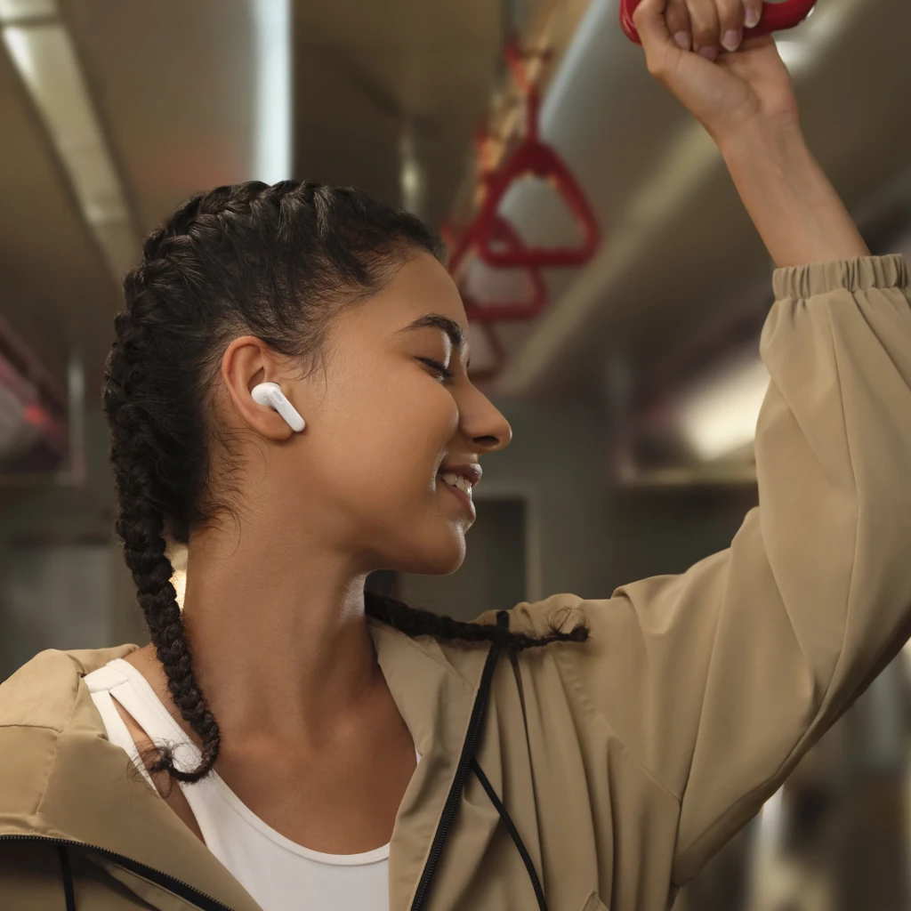 Huawei FreeBuds SE 4 brancos em estojo de carregamento compacto, acabamento brilhante, luz LED frontal e design ergonômico intra-auricular - Item5