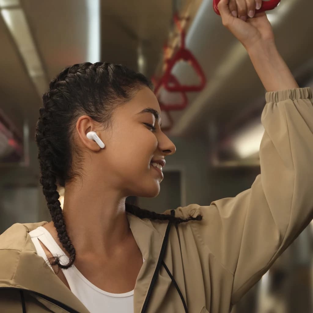 Auriculares Huawei FreeBuds SE 4 blancos tipo botón con tallo corto, ajuste cómodo y discreto; estuche compacto, diseño minimalista, ideales para uso diario