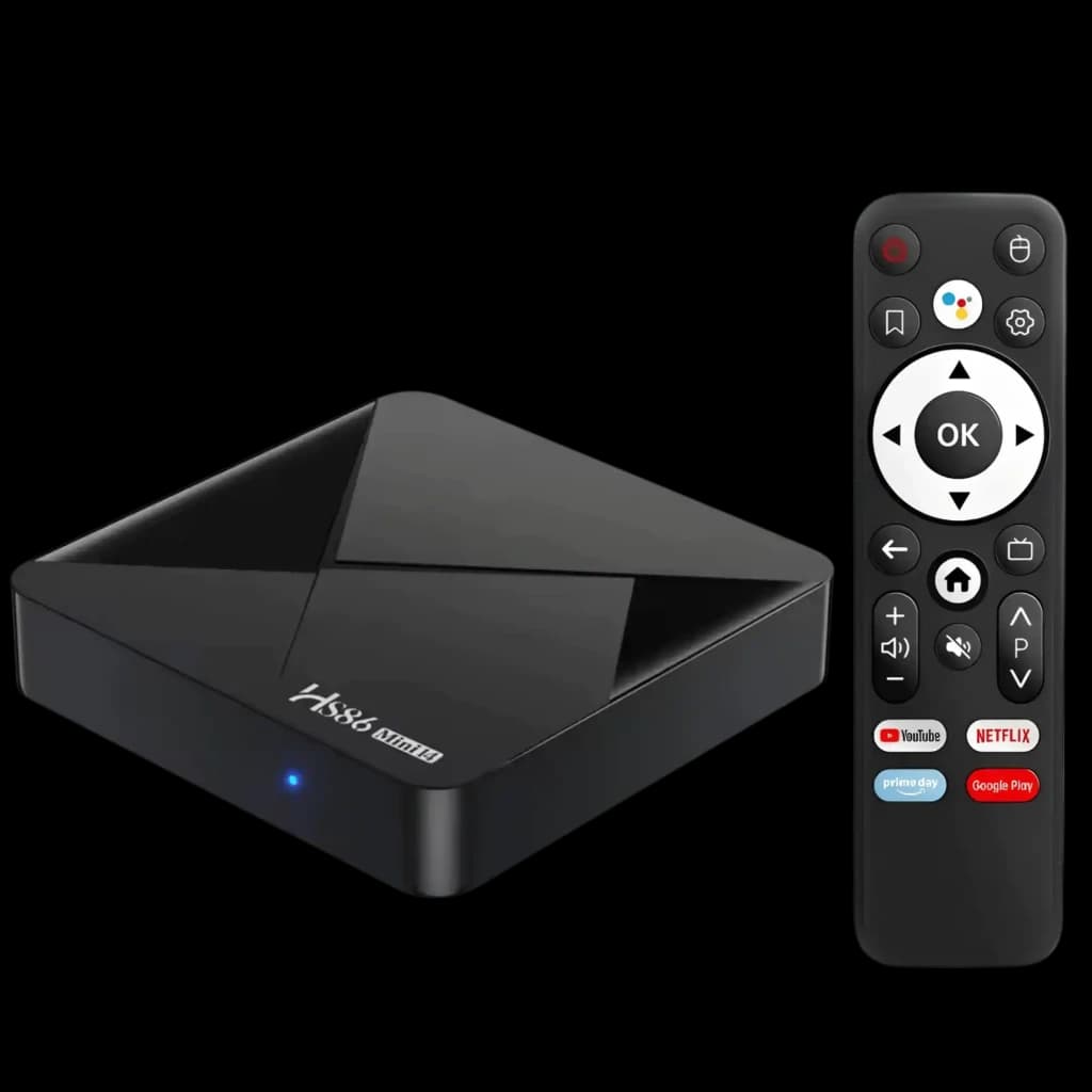 Caja Android TV negra compacta con LED azul y bordes brillantes, junto a control remoto con botones de apps como YouTube, Netflix y Google Play