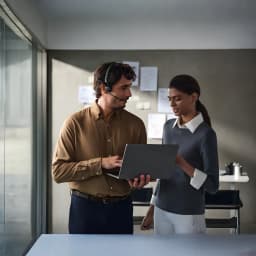 Casque open-ear noir avec micro flexible, arceau léger derrière la tête, connexion USB-C, idéal pour appels et visioconférence en environnement de bureau