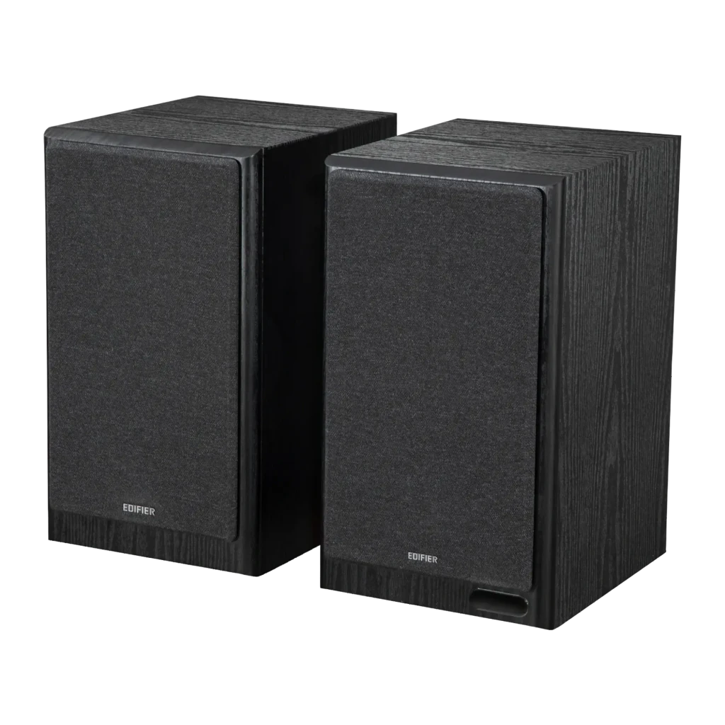 Par de altavoces de estantería negros con acabado en madera, rejilla textil removible y triple vía visible con woofer grande, midrange y tweeter frontal - Ítem1