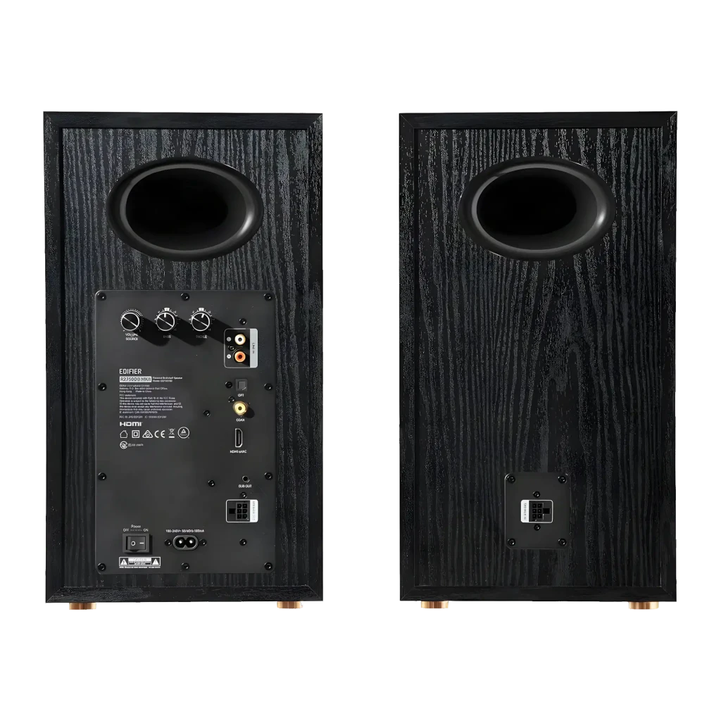 Par de altavoces de estantería negros con acabado en madera, rejilla textil removible y triple vía visible con woofer grande, midrange y tweeter frontal - Ítem2
