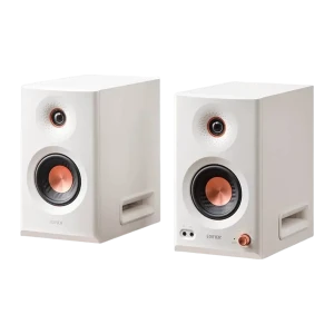 Par de monitores de estudio blancos con woofer y tweeter cobre, puerto frontal bass reflex, control frontal y LED, diseño compacto y minimalista