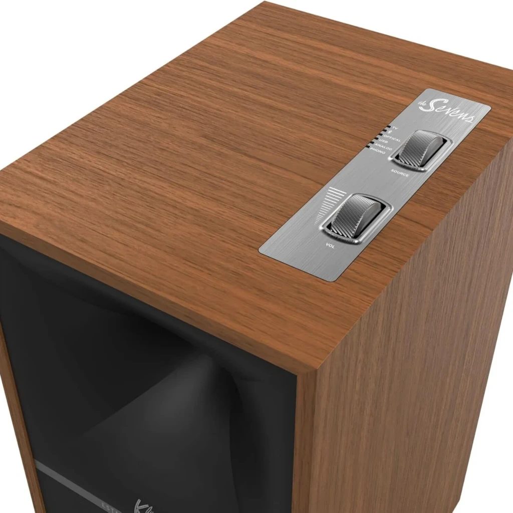 Klipsch The Sevens 200 W Bluetooth Walnut: par de caixas com acabamento em nogueira, grelhas de tecido bege e controles metálicos superiores retro - Item5