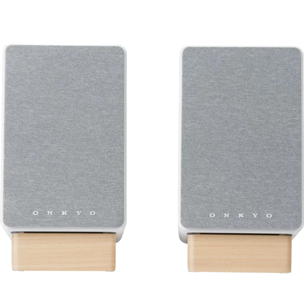 Colunas brancas compactas com frentes em tecido cinza e bases de madeira clara, design minimalista e elegante para setups modernos - Item4