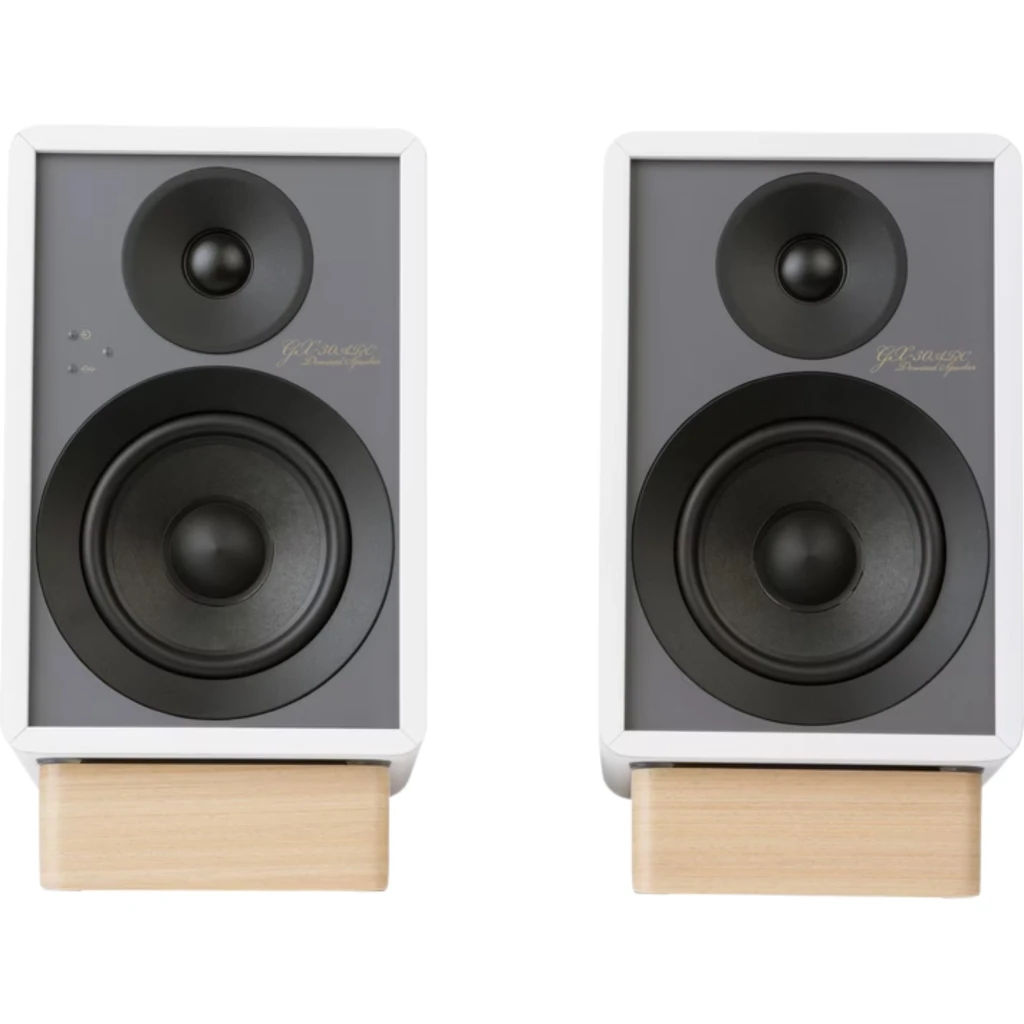 Colunas brancas compactas com frentes em tecido cinza e bases de madeira clara, design minimalista e elegante para setups modernos - Item1