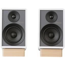 Par de altavoces Onkyo GX-30ARC blancos con frontal gris, woofer grande y tweeter superior, base de madera clara y controles LED, diseño moderno y compacto