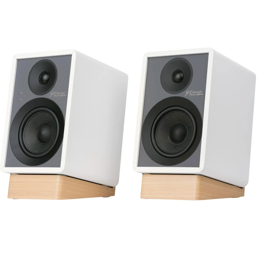 Colunas brancas compactas com frentes em tecido cinza e bases de madeira clara, design minimalista e elegante para setups modernos - Item2