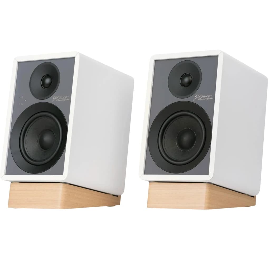Par de altavoces blancos con panel frontal gris, woofer grande y tweeter superior, bases de madera inclinadas, diseño minimalista para escritorio