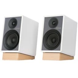 Par de altavoces blancos con panel frontal gris, woofer grande y tweeter superior, bases de madera inclinadas, diseño minimalista para escritorio