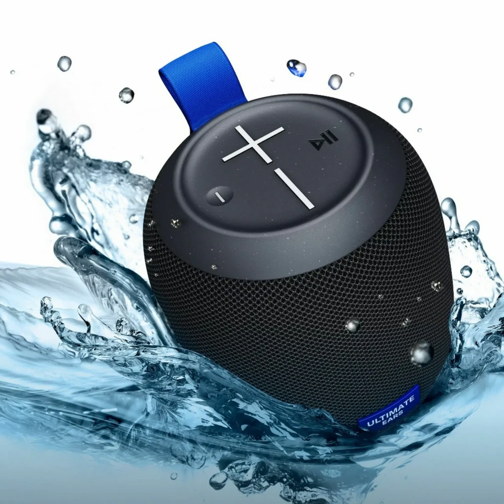Altavoz Logitech UE Wonderboom Play compacto y cilíndrico, malla negra, botones + y − grandes, botón de reproducción, correa azul, salpicaduras que