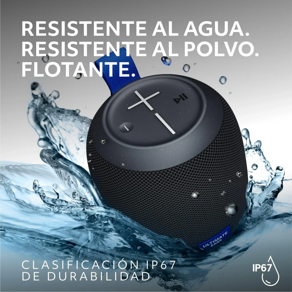 Altavoz portátil cilíndrico negro con botones X y Play en cruz, malla textil, asa azul, etiqueta Ultimate Ears, diseño robusto IP67, compacto y flotante