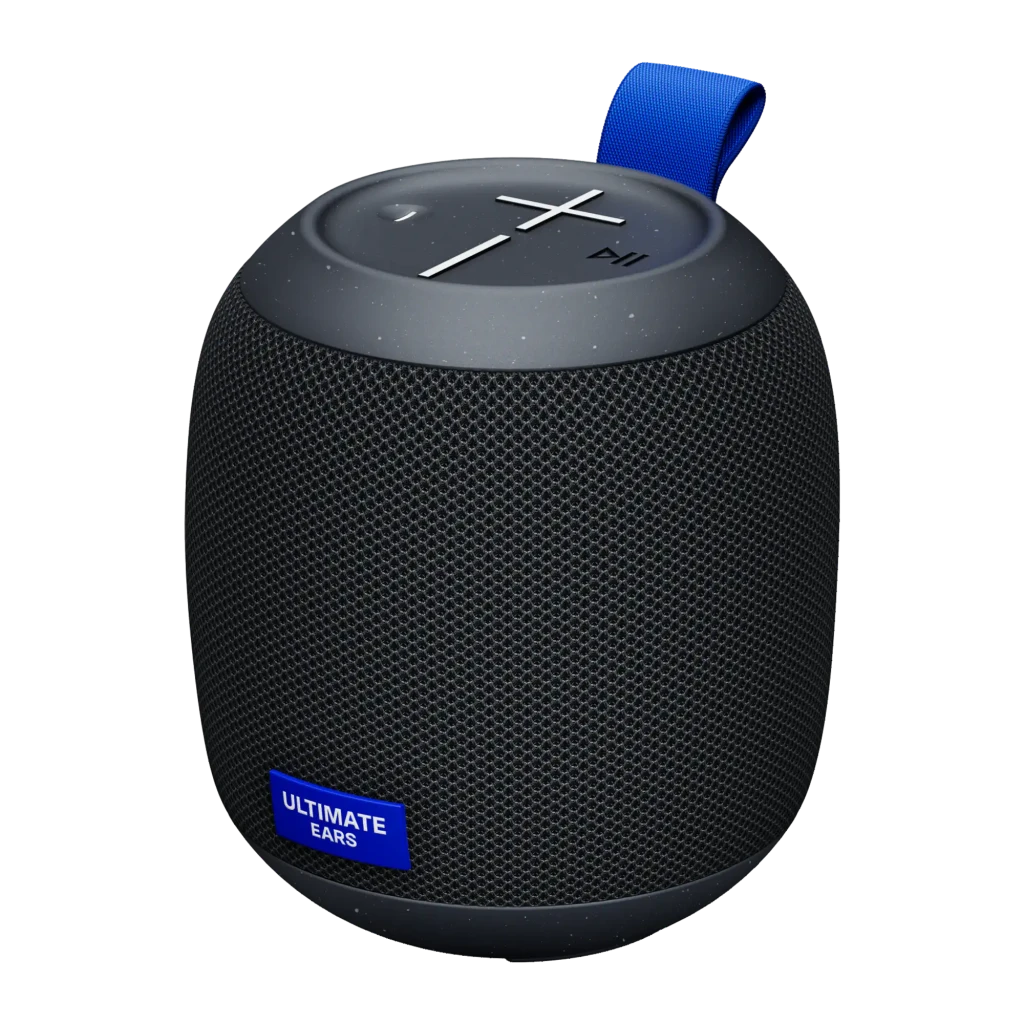 Altavoz portátil cilíndrico negro con malla, botones de volumen en cruz grandes, asa azul superior y logo Ultimate Ears; compacto y robusto IP67, Bluetooth