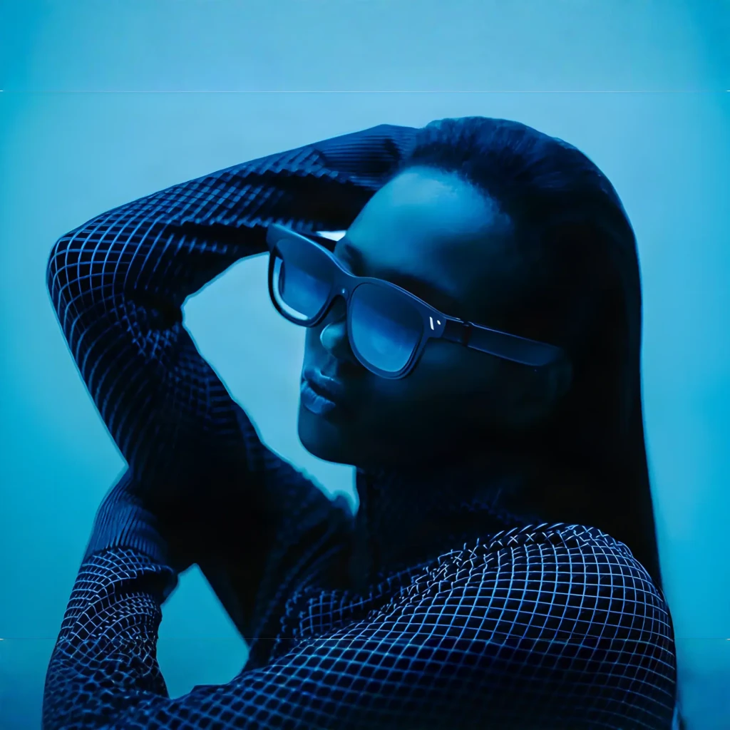 Lunettes de réalité augmentée VITURE XR Beast avec verres bleutés, monture noire mate, branches épaisses et accents bleus, design moderne et léger - Ítem6