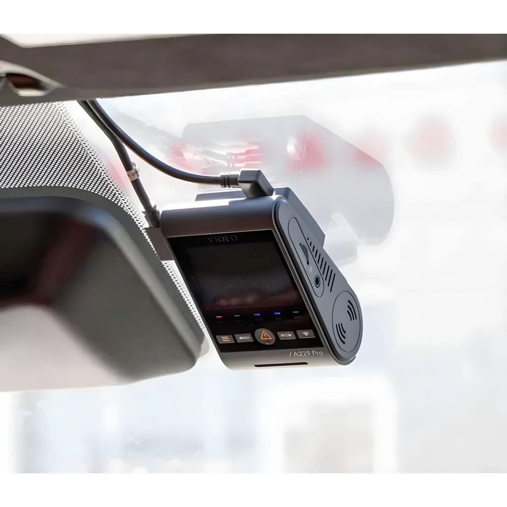 Caméra embarquée VIOFO A229 Pro fixée au pare-brise, écran couleur, voyants LED, module GPS latéral, câblage propre, boîtier compact noir pour voiture
