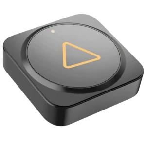 VIOFO BTR200 Télécommande Bluetooth compacte en noir, boîtier carré arrondi avec grand bouton circulaire et triangle lumineux jaune, LED d’état discrète