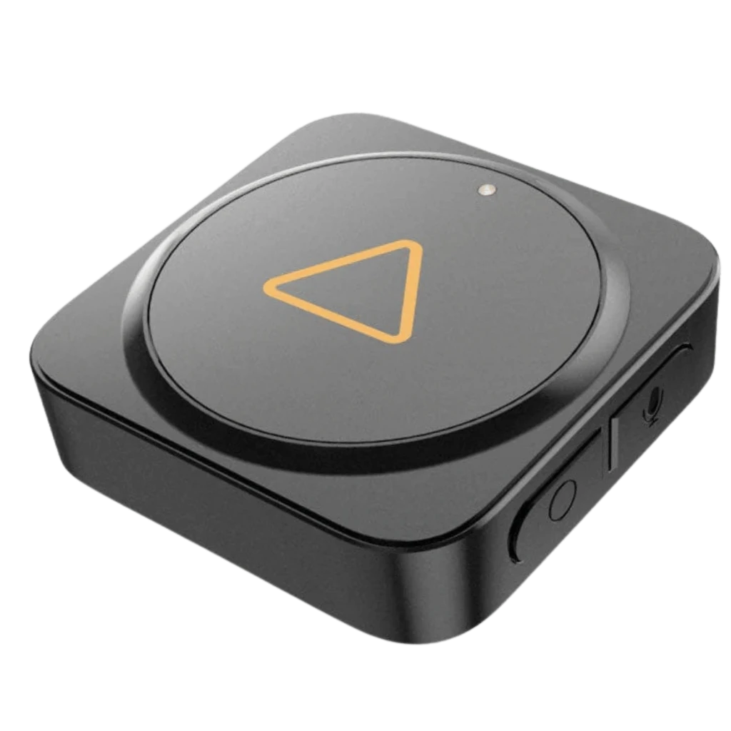 VIOFO BTR200 Télécommande Bluetooth compacte en noir, boîtier carré arrondi avec grand bouton circulaire et triangle lumineux jaune, LED d’état discrète - Ítem1