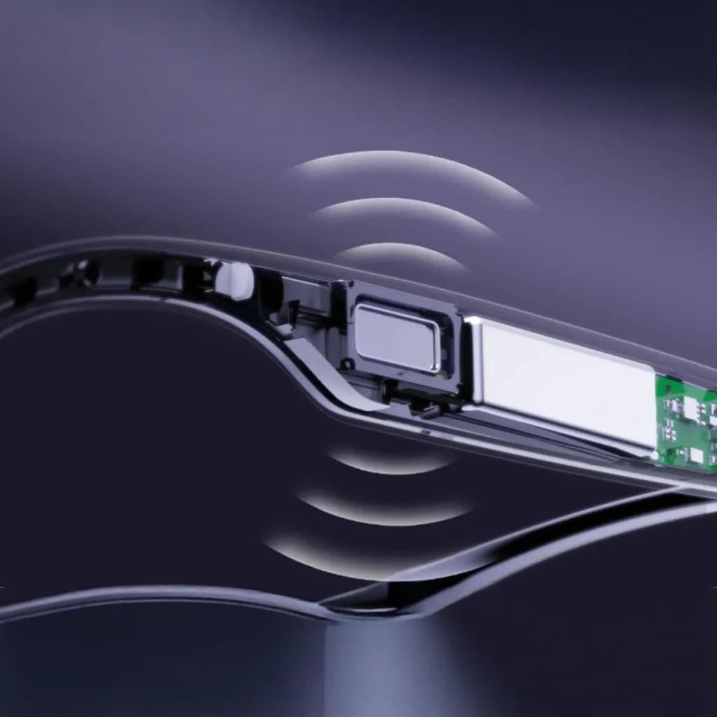 Brazo de gafas Colmi M02S con módulo interno y antena visible, marco curvo translúcido y componentes electrónicos integrados para funciones AI y cámara 8 MP