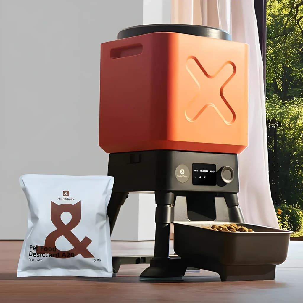 Paquete de 5 bolsas desecantes Molly & Cody, gel de sílice. Bolsa blanca con logotipo marrón junto a dispensador de alimento para mascotas y tazón con