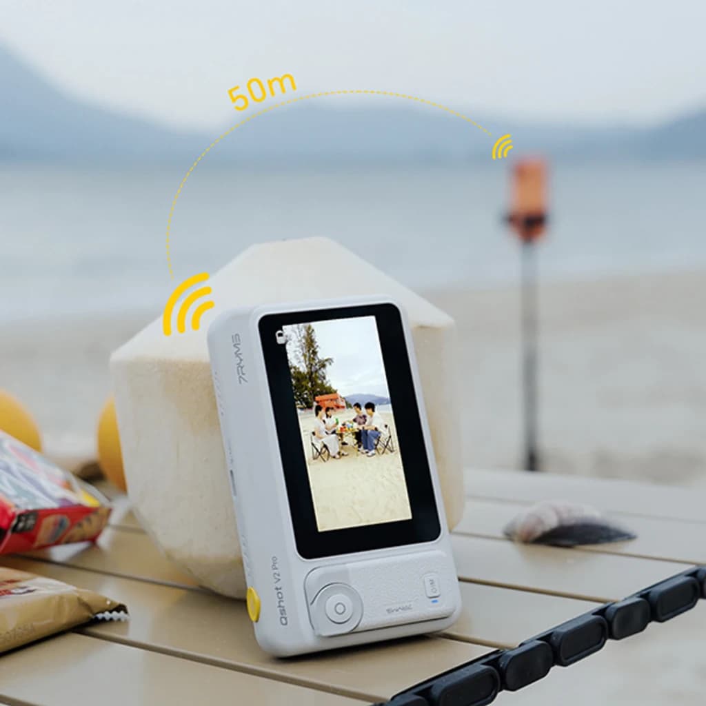 Monitor Selfie 7RYMS Qshot V2 Pro 4K60 cableado y 4K30 inalámbrico, pantalla táctil en playa, alcance 50 m, cuerpo compacto blanco con botones laterales