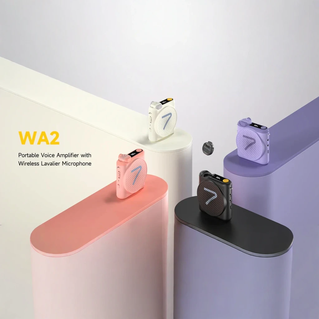 Altavoz portátil negro con rejilla perforada y número 7 en azul, control amarillo, pantalla superior y puertos laterales del amplificador de voz 7Ryms WA2 - Ítem6