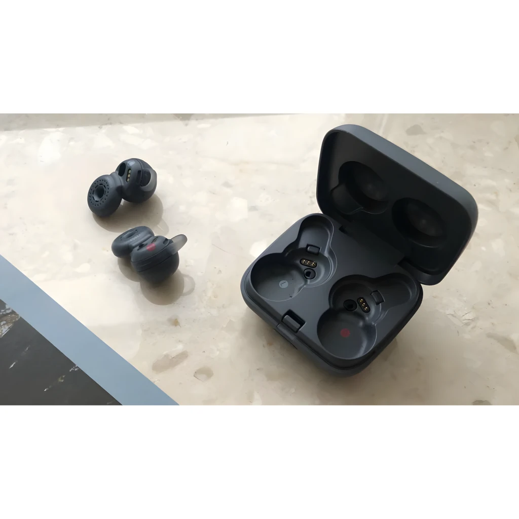 Sony LinkBuds WF-L900 gris avec boîtier compact, design annulaire ouvert, embouts ronds, voyants internes et aimants de charge, style minimal et moderne - Ítem8