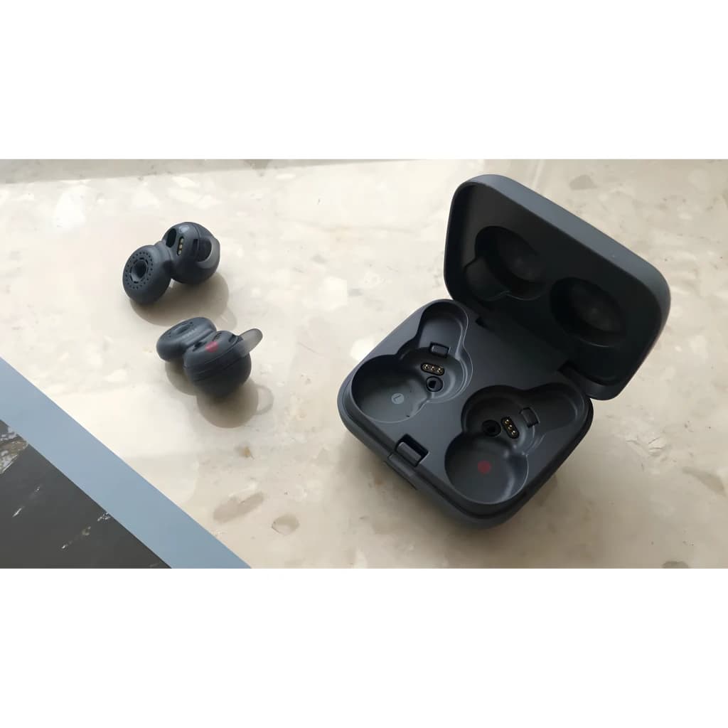 Estuche gris abierto con audífonos Sony LinkBuds WF-L900 TWS In-Ear; diseño con anillo abierto, indicadores L/R y pines de carga visibles en interior