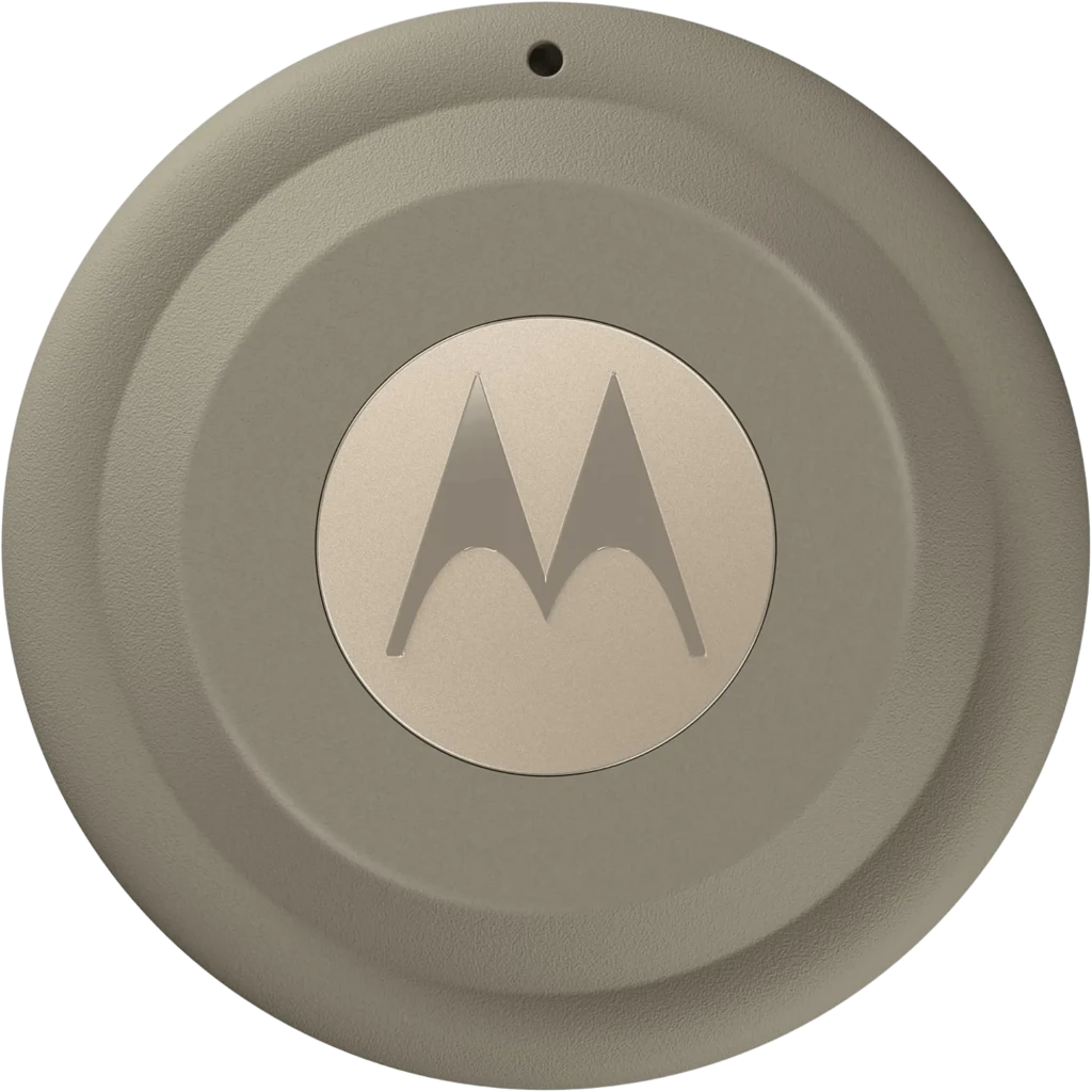 Motorola Moto Tag 2.0 PANTONE Laurel Oak em tom verde acinzentado, formato circular com logo M central, furo superior para cordão, acabamento fosco - Item