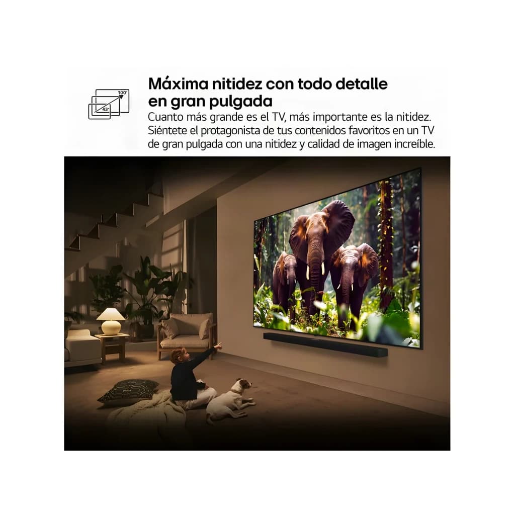 TV LG 43 pulgadas QNED 4K WebOS 25 Negro 43QNED84A6C, lifestyle: montado en pared en salón con persona y perro viendo