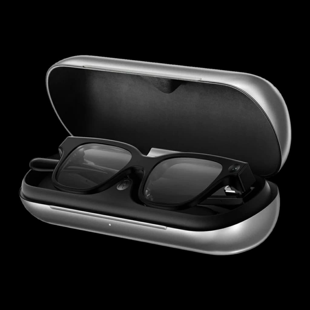 Lunettes Rokid AI noires en étui, monture épaisse, caméra 12 MP intégrée, haut-parleurs discrets et 4 micros, verres fumés pour AR élégante