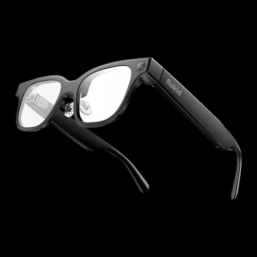 Lunettes AR Rokid noires élégantes, monture épaisse, verres transparents, caméra 12 MP intégrée, branches larges avec haut‑parleurs et 4 microphones