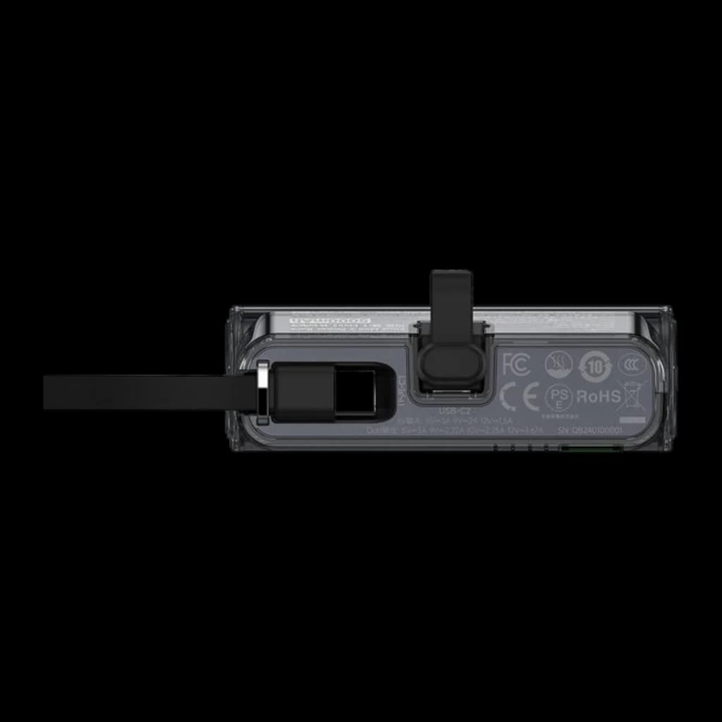 Batterie compacte noire translucide avec câble USB‑C intégré repliable, clip central, voyants et marquages au dos, design rectangulaire épuré