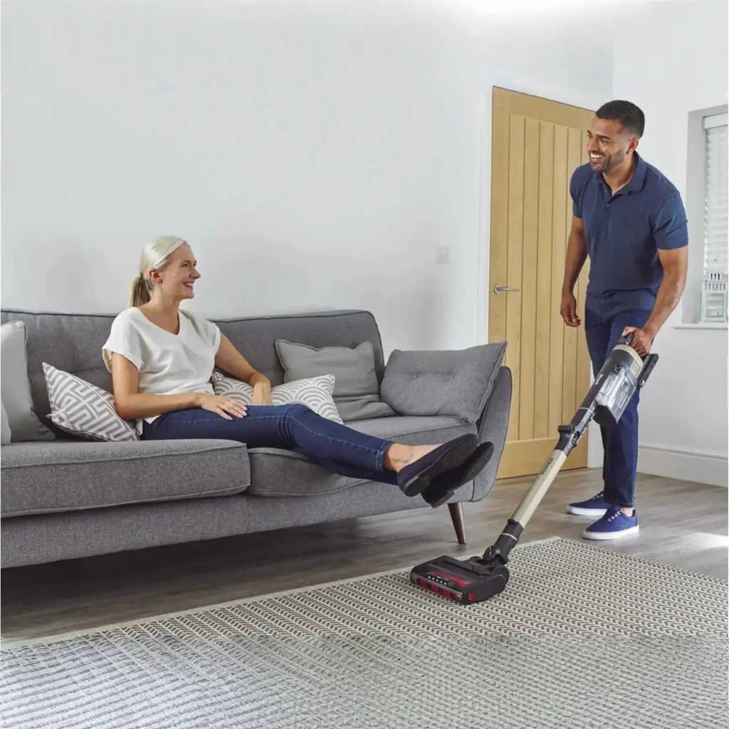 Aspirateur balai Shark Stratos IZ400EUT sans fil gris et beige avec tube inclinable, grand bac transparent, tête motorisée large à rouleaux rouges - Ítem5
