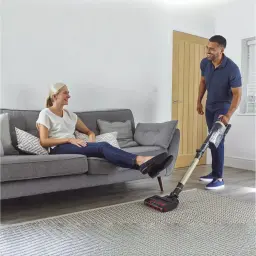 Aspiradora escoba Shark Stratos IZ400EUT sin cable con tubo dorado, depósito transparente y cabezal ancho con luces LED para suelos y alfombras