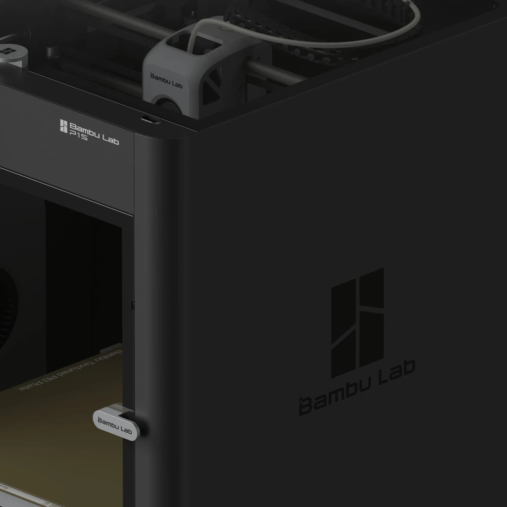 Bambu Lab P1S impressora 3D preta com câmara fechada, visor digital à esquerda, filtro de carvão integrado e volume de impressão visível na base - Item1