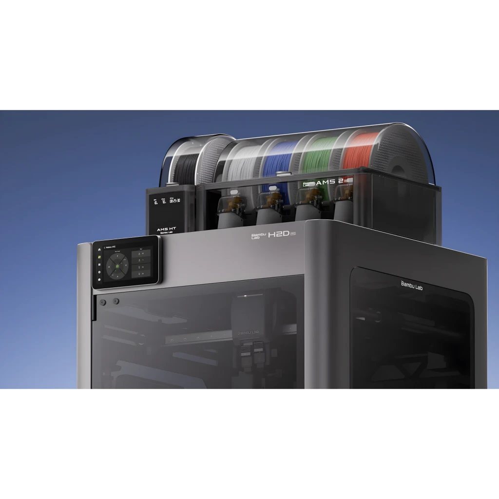 Impressora 3D FDM preta com gabinete fechado, visor frontal, extrusora H2D, AMS de 4 carretéis coloridos no topo e porta transparente para área de impressão - Item3