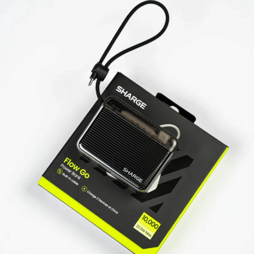 Power bank negro Sharge Flow Go 10000mAh con carcasa translúcida, acabado estriado, cable USB-C integrado lateral y correa de mano ajustable, 22.5W compacta - Ítem1