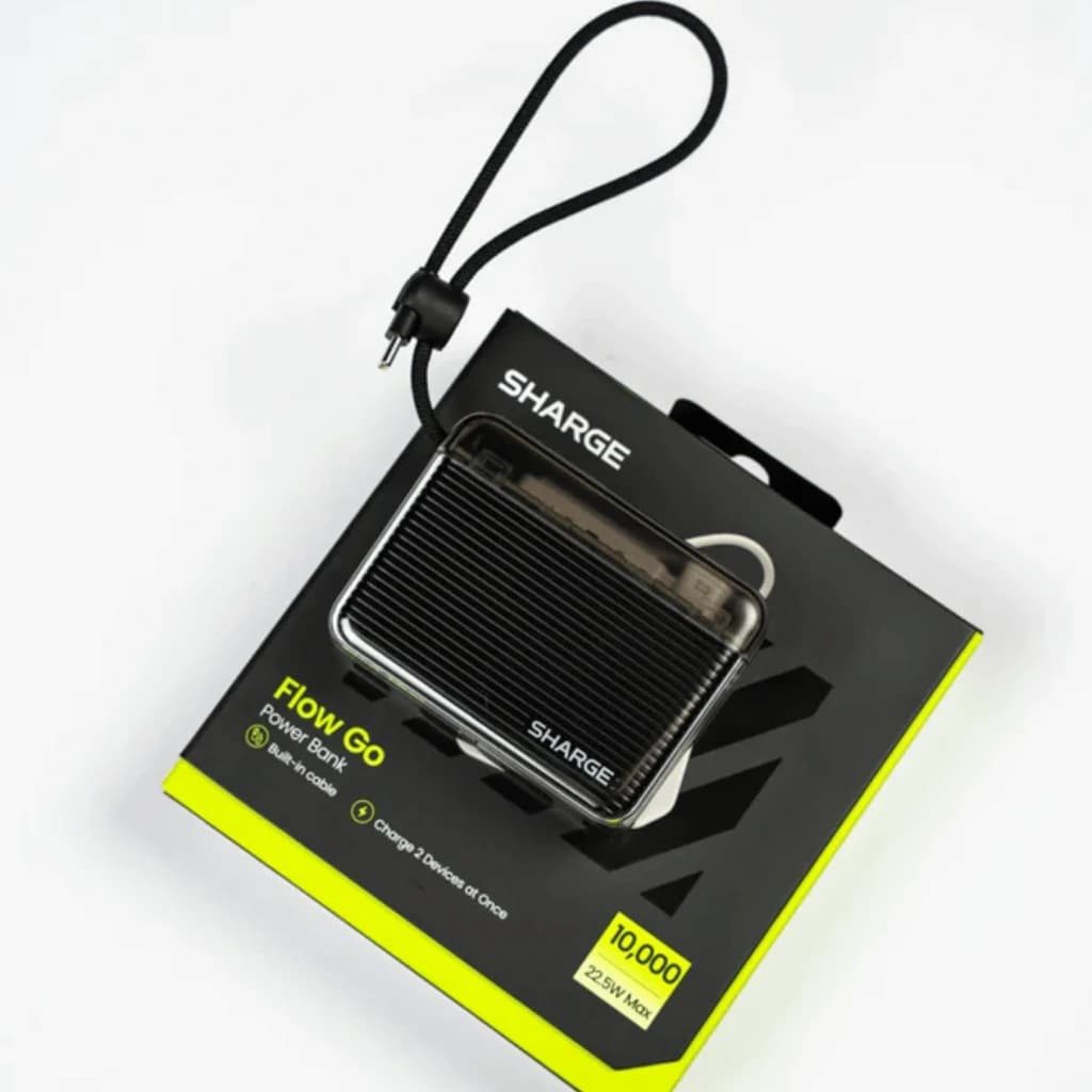 Batterie externe noire compacte avec câble USB‑C intégré, finition nervurée, dragonne, 22,5 W et capacité 10 000 mAh, présentée sur son emballage