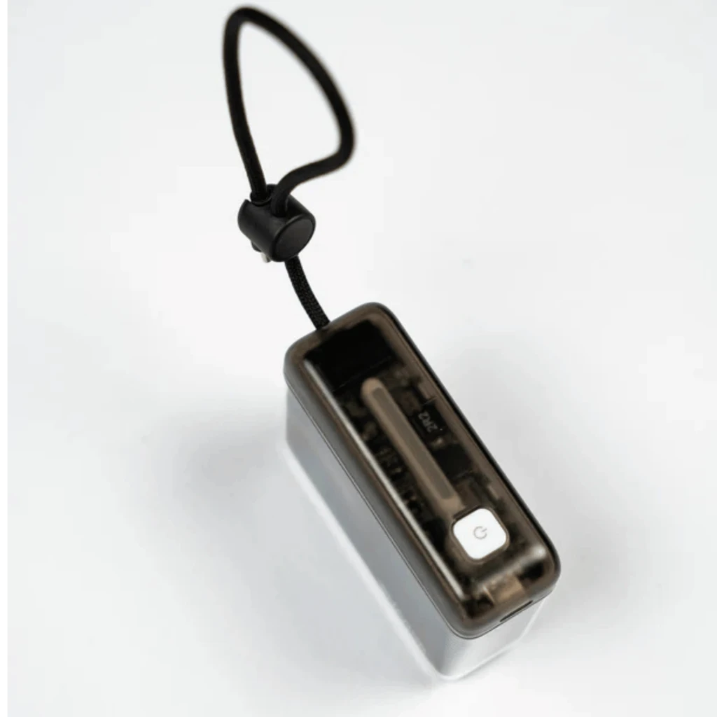 Power bank negro Sharge Flow Go 10000mAh con carcasa translúcida, acabado estriado, cable USB-C integrado lateral y correa de mano ajustable, 22.5W compacta - Ítem2