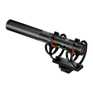 Micrófono Comica CVM-VM20 shotgun supercardioide negro, cuerpo metálico ranurado, control de ganancia, filtro y montaje antichoque con zapata para cámara