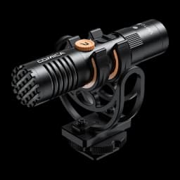 Microphone Comica VM10 Pro à condensateur, supercardioïde, corps métal noir, molette dorée, support anti-choc intégré, montage sur griffe, port USB-C